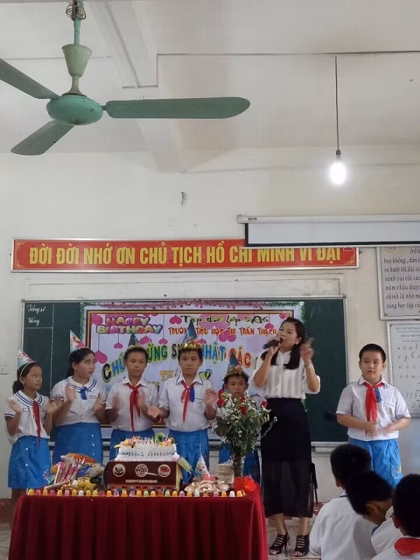 Tổ chức sinh nhật tập thể cho các em học sinh. (Ảnh tác giả cung cấp).