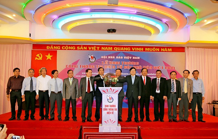 Chủ tịch Hội Nhà báo Việt Nam Thuận Hữu và các đồng chí lãnh đạo Hội Nhà báo Việt Nam, nguyên lãnh đạo Hội bấm nút khai trương Cổng Thông tin điện tử Hội. Ảnh: Sơn Hải. Chủ tịch Hội Nhà báo Việt Nam Thuận Hữu và các đồng chí lãnh đạo Hội Nhà báo Việt Nam, nguyên lãnh đạo Hội bấm nút khai trương Cổng Thông tin điện tử Hội. Ảnh: Sơn Hải.