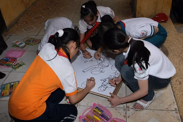 Một số trẻ em tham gia vẽ tranh dự cuộc thi Vẽ tranh Bảo vệ chăm sóc trẻ em năm 2016. Ảnh minh họa do Ban tổ chức cung cấp.