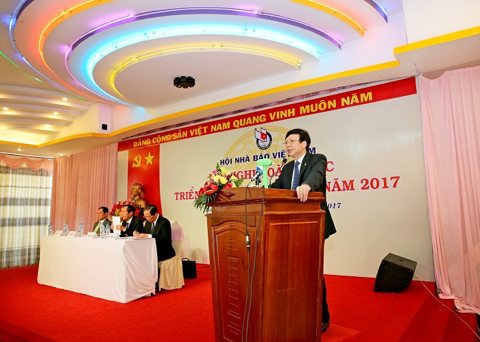 Đồng chí Hồ Quang Lợi - Phó Chủ tịch Thường trực Hội Nhà báo Việt Nam trình bày báo cáo tổng kết hoạt động Hội năm 2016 và phương hướng, nhiệm vụ năm 2017. Ảnh: Sơn Hải. Đồng chí Hồ Quang Lợi - Phó Chủ tịch Thường trực Hội Nhà báo Việt Nam trình bày báo cáo tổng kết hoạt động Hội năm 2016 và phương hướng, nhiệm vụ năm 2017. Ảnh: Sơn Hải.