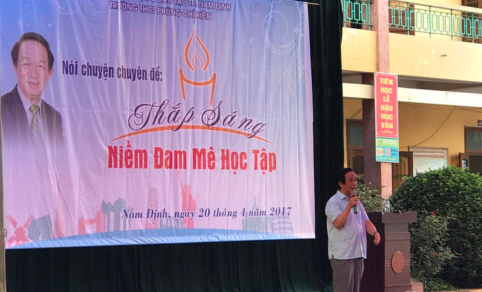 Buổi nói chuyện mang lại nhiều lợi ích cho học trò nhà trường. Buổi nói chuyện mang lại nhiều lợi ích cho học trò nhà trường.