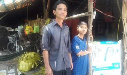 Em Trương Văn Tài bị đuổi học vì quá tuổi. (Ảnh: Tienphong.vn) Em Trương Văn Tài bị đuổi học vì quá tuổi. (Ảnh: Tienphong.vn)