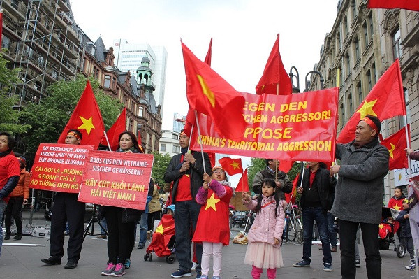 Mặc dù trời lạnh với gió buốt nhưng có những gia đình cùng các em nhỏ vẫn lên đường tham gia cuộc biểu tình. Mặc dù trời lạnh với gió buốt nhưng có những gia đình cùng các em nhỏ vẫn lên đường tham gia cuộc biểu tình.