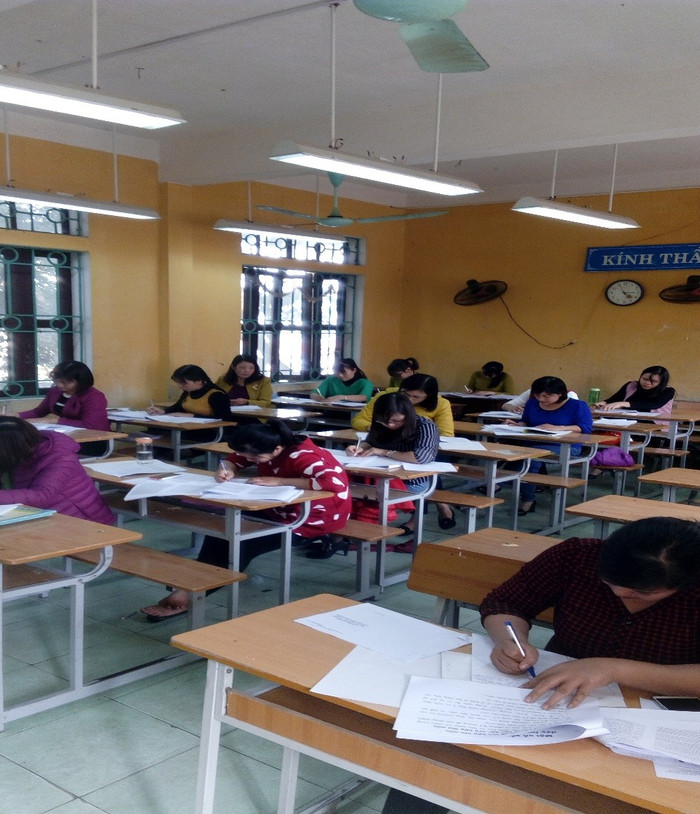 Thầy cô giáo trung học phổ thông Vĩnh Phúc làm bài thi năm 2016. Ảnh tác giả cung cấp. Thầy cô giáo trung học phổ thông Vĩnh Phúc làm bài thi năm 2016. Ảnh tác giả cung cấp.