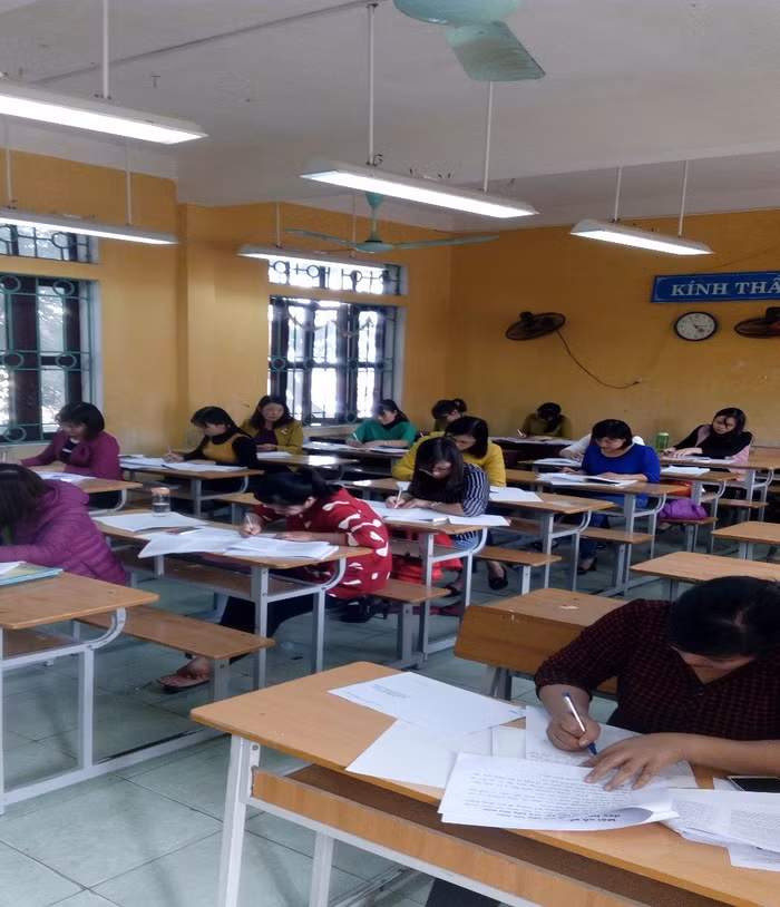 Thầy cô giáo trung học phổ thông Vĩnh Phúc làm bài thi năm 2016. Ảnh tác giả cung cấp.