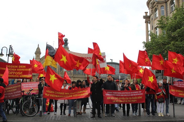 Bà con người Việt và bạn bè quốc tế mang những tấm biểu ngữ bằng nhiều thứ tiếng. Bà con người Việt và bạn bè quốc tế mang những tấm biểu ngữ bằng nhiều thứ tiếng.