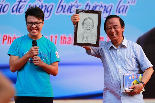 Giáo sư Nguyễn Lân Dũng có những giờ phút giao lưu vui vẻ với học sinh Trường Trung học phổ thông Trần Nguyên Hãn.