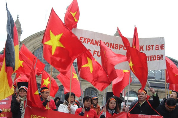 Những người Việt ở Cộng hòa Liên bang Đức biểu tình yêu cầu Trung Quốc chấm dứt các hoạt động xây dựng và chiếm đóng trái phép tại Biển Đông. Những người Việt ở Cộng hòa Liên bang Đức biểu tình yêu cầu Trung Quốc chấm dứt các hoạt động xây dựng và chiếm đóng trái phép tại Biển Đông.