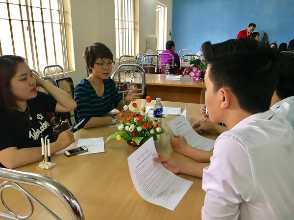 Đại diện doanh nghiệp trao đổi về yêu cầu tuyển dụng đối với các sinh viên. (Ảnh: Vương Thủy) Đại diện doanh nghiệp trao đổi về yêu cầu tuyển dụng đối với các sinh viên. (Ảnh: Vương Thủy)