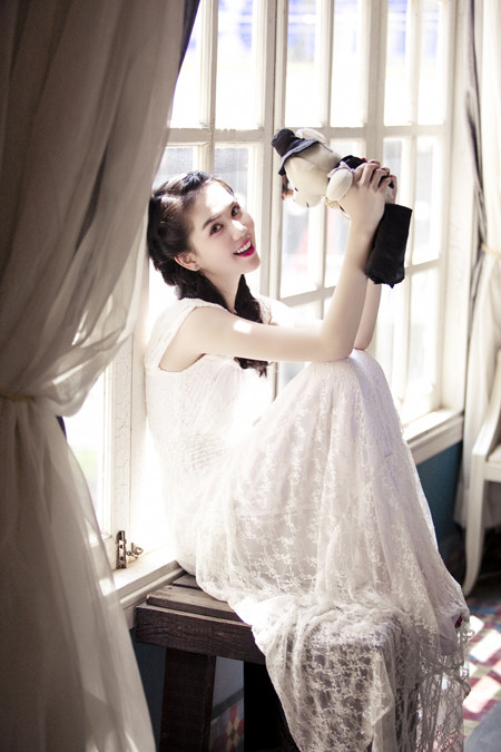 Người đẹp thể hiện nét tinh khôi, trẻ thơ. Người đẹp thể hiện nét tinh khôi, trẻ thơ.