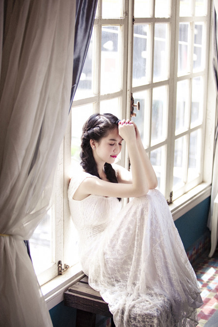 Người đẹp trong một thoáng trầm tư. Người đẹp trong một thoáng trầm tư.