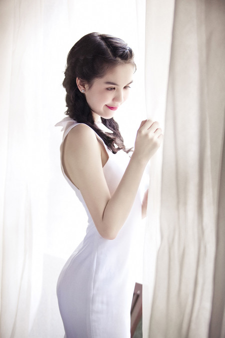 Ngoài đời, cô trông trẻ hơn rất nhiều so với tuổi 23. Ngoài đời, cô trông trẻ hơn rất nhiều so với tuổi 23.