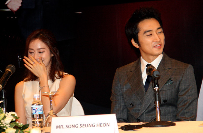 Chia sẻ về bộ phim My Princess, Song Seung Hun cho biết, Kim Tae Hee được coi là mỹ nhân đẹp nhất xứ Hàn, vì vậy tất cả các nam diễn viên đều muốn đóng chung với cô một lần trong đời rồi chết cũng đáng. Sự khen ngợi của nam diễn viên khiến Kim Tae Hee rất vui vẻ. Ngắm thêm: Kim Tae Hee lúc nóng bỏng khi xinh như thiên thần / Song Seung nam tính, ấn tượng Chia sẻ về bộ phim My Princess, Song Seung Hun cho biết, Kim Tae Hee được coi là mỹ nhân đẹp nhất xứ Hàn, vì vậy tất cả các nam diễn viên đều muốn đóng chung với cô một lần trong đời rồi chết cũng đáng. Sự khen ngợi của nam diễn viên khiến Kim Tae Hee rất vui vẻ. Ngắm thêm: Kim Tae Hee lúc nóng bỏng khi xinh như thiên thần / Song Seung nam tính, ấn tượng