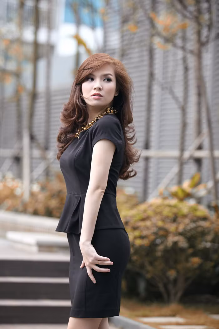 Trong loạt ảnh thực hiện cho bộ sưu tập mới của hãng thời trang Take Fashion, Đan Lê khiến không ít người ngạc nhiên về vóc dáng thanh mảnh dù cô đã là bà mẹ của bé trai gần 2 tuổi.