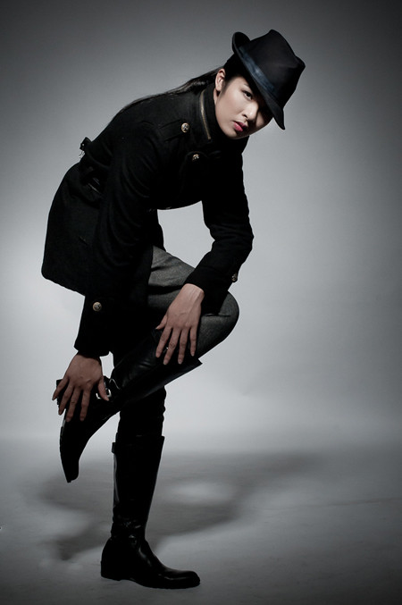 Hoa hậu Việt Nam 2010 như lột xác với hình ảnh nam tính, mạnh mẽ trong những bộ trang phục do chính cô thiết kế.