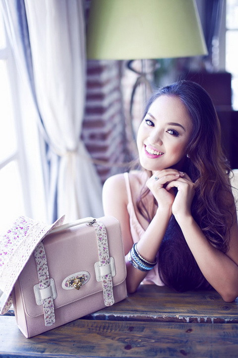 Nét tươi tắn, trẻ trung của Hoàng Oanh (Theo infonet) Nét tươi tắn, trẻ trung của Hoàng Oanh (Theo infonet)