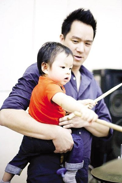 Anh nói thêm về công việc của mình: Đó là điều bắt buộc vì sống ở Mỹ tôi phải có công việc để sinh tồn, không ai nuôi mình được hết. Tôi bắt đầu đi làm trở lại, đó là công việc quản lí một nhà hàng nhỏ của một người bạn. Nhà hàng này, trước khi kết hôn, tôi cũng đã mua lại của vợ chồng người bạn để tự quản lí và điều hành công việc. Gọi là nhà hàng nhưng nó rất nhỏ, chỉ có được 12 chỗ ngồi thôi và ở tận Los Angeles, cách nơi vợ chồng tôi ở rất xa. Hàng ngày, tôi phải mất 45 phút lái xe từ nhà đến đó để tự nấu nướng và bán hàng, cùng làm với tôi còn có một phụ bếp người Mexico nữa. Dù hơi vất vả khi phải tất bật với nhà hàng nhưng tôi rất thích công việc này. (Theo Gia đình và Xã hội)