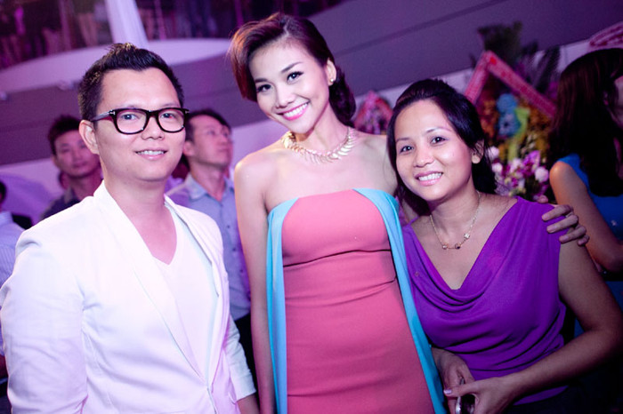 Chân dài Thanh Hằng nổi bật với chiếc váy độc đáo.