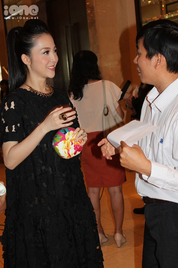 Nữ nghệ sĩ múa xinh đẹp với kiểu tóc cột cao, cách trang điểm giúp tôn những đường nét thanh tú trên gương mặt. (Theo Ione) Nữ nghệ sĩ múa xinh đẹp với kiểu tóc cột cao, cách trang điểm giúp tôn những đường nét thanh tú trên gương mặt. (Theo Ione)