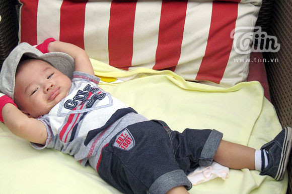 Tạm gác lại những lùm xùm xung quanh chuyện nhận con giữa Thụy Anh và Ngô Kiến Huy, trong chuyến lưu diễn Singapore vừa qua, "búp bê" Thanh Thảo đã ẵm theo bé Jacky Minh Trí đi du lịch. Và lại tiếp tục khoe những hình ảnh cực đáng yêu của bé Jacky trên trang cá nhân.