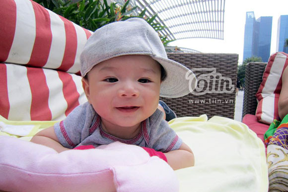 Chia sẻ về chuyến du lịch này, Thanh Thảo cho biết: "Thế là đã trở về Việt Nam sau chuyến đi du lịch cùng gia đình. Một chuyến đi nhẹ nhàng và vui vẻ vì lúc nào cũng tràn ngập tiếng cười con trẻ. Trộm vía con mình ngoan thật, đi máy bay không khóc. Mỗi sáng thức dậy thì cho em tắm, rồi bú sữa, rồi thay đồ đẹp, cho em nằm trên xe, đưa em đi chơi. Em cứ ngoan như thế để mẹ đi shopping, rồi khi nào em đói em lại bú, rồi ngủ trên xe, lang thang với ngoại và mẹ suốt cả ngày".