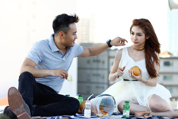 Khổng Tú Quỳnh công khai tình cảm với ca sĩ Ngô Kiến Huy cuối năm 2011. Họ được xem là một cặp đẹp đôi của làng giải trí, được nhiều khán giả tuổi teen yêu mến. Mới đây, khi 'chàng Bắp' vướng phải scandal có con, Khổng Tú Quỳnh đã lên tiếng bảo vệ và ủng hộ anh. Hiện, cả hai vẫn rất hạnh phúc và luôn bên cạnh nhau. Không giống như cặp đôi Đông Nhi - Ông Cao Thắng, thường mời người yêu đóng clip chung, Khổng Tú Quỳnh lại 'tự thân vận động'. Khi quay MV 'Điều sẽ đến', cô chọn nhân vật nam chính là chàng hot boy Dustin Nguyễn. (Theo Ngôi Sao)