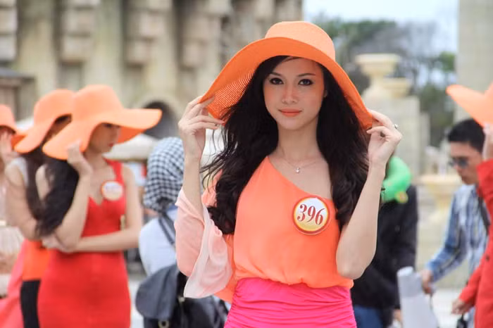 Ngọc Anh có gương mặt khá giống với Á hậu Ngọc Oanh.