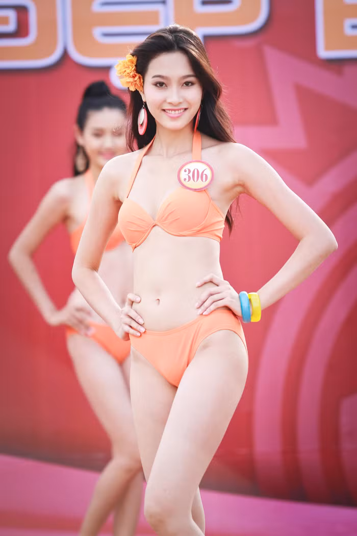 Thu Thảo có gương mặt sáng, thuần khiết.