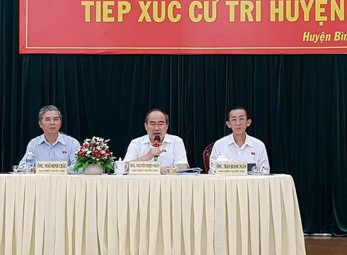 Bí thư Nguyễn Thiện Nhân và các vị đại biểu Quốc hội của Thành phố Hồ Chí Minh (ảnh: P.L)