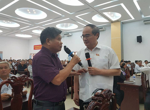 Cử tri Lê Duy Đức (trái) và Bí thư Thành ủy Nguyễn Thiện Nhân trong ngày 14/5 (ảnh: P.L) Cử tri Lê Duy Đức (trái) và Bí thư Thành ủy Nguyễn Thiện Nhân trong ngày 14/5 (ảnh: P.L)