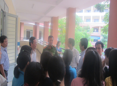 Công an phường cũng phải có mặt để giữ gìn an ninh, động viên giáo viên thực hiện đúng nhiệm vụ (ảnh: P.L) Công an phường cũng phải có mặt để giữ gìn an ninh, động viên giáo viên thực hiện đúng nhiệm vụ (ảnh: P.L)