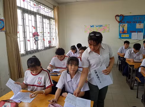 Học sinh khối lớp 9, Trường Hậu Giang trong giờ ôn tập môn tiếng Anh (Ảnh: P.L)
