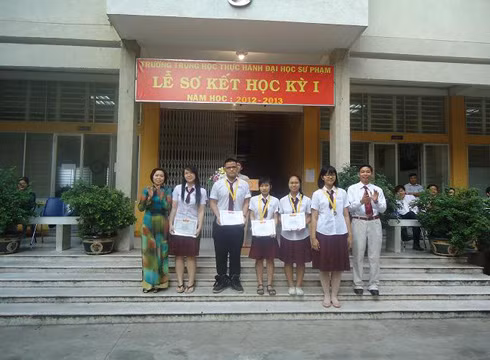 Một lễ sơ kết học kỳ 1 của Trường trung học thực hành, Đại học Sư phạm thành phố (ảnh: website trường) Một lễ sơ kết học kỳ 1 của Trường trung học thực hành, Đại học Sư phạm thành phố (ảnh: website trường)