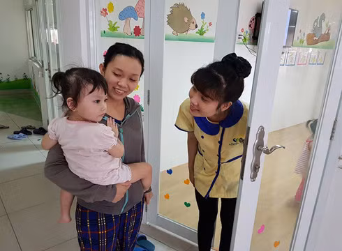 Cô trò ở Trường mầm non Hoàng Lam chia tay nhau vào chiều ngày 31/5 (ảnh: P.L)