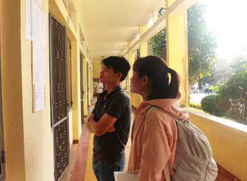 Thí sinh thi tuyển công chức ở Đắk Lắk rà soát lại nội quy trước giờ thi (Ảnh: Cổng thông tin của tỉnh) Thí sinh thi tuyển công chức ở Đắk Lắk rà soát lại nội quy trước giờ thi (Ảnh: Cổng thông tin của tỉnh)