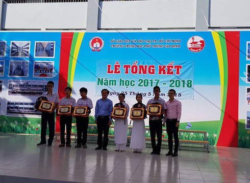 Thầy Nguyễn Bảo Quốc trao tặng phần thưởng cho các học sinh có thành tích xuất sắc của trường (ảnh: P.L) Thầy Nguyễn Bảo Quốc trao tặng phần thưởng cho các học sinh có thành tích xuất sắc của trường (ảnh: P.L)