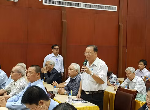 Cử tri phát biểu ý kiến với các đại biểu Quốc hội Thành phố Hồ Chí Minh (ảnh: P.L)