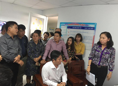 Bà Nguyễn Thị Trúc Ly trong vòng vây phụ huynh Trường Hoàng Lam và chủ đầu tư (ngồi), ảnh: P.L Bà Nguyễn Thị Trúc Ly trong vòng vây phụ huynh Trường Hoàng Lam và chủ đầu tư (ngồi), ảnh: P.L