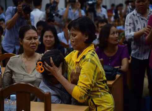 Một nữ cử tri ngất xỉu được chăm sóc y tế ngay tại hội trường buổi tiếp xúc (ảnh: P.L)