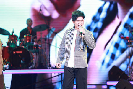 Đan Trường thể hiện bài hát Anh Ba khía tại sân khấu Bài Hát Yêu Thích tháng 10. Đan Trường thể hiện bài hát Anh Ba khía tại sân khấu Bài Hát Yêu Thích tháng 10.