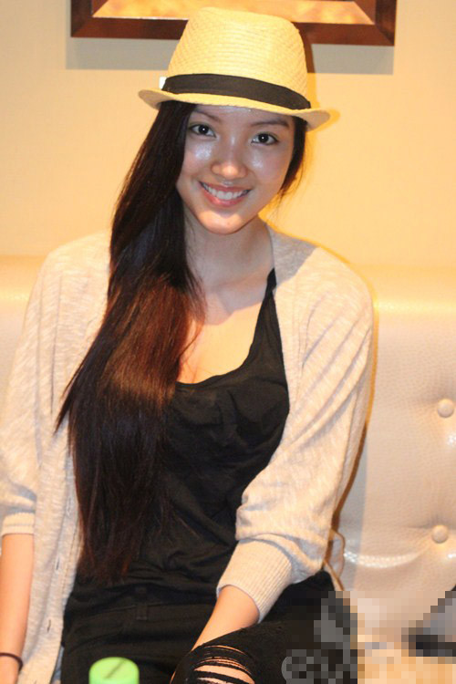 Mặt bóng nhờn Lỗi này thường xảy ra ở những người đẹp có làn da dầu. Nếu chọn không đúng loại mỹ phẩm dành riêng cho da dầu thì chỉ sau 1,2 tiếng trang điểm, các người đẹp sẽ như bị bôi mỡ lên mặt, rất phản cảm. Hoặc do quá trình hoạt động đi lại, mồ hôi tiết ra nhiều cũng khiến người đẹp mất kiểm soát với làn da của mình, các lớp phấn sẽ trôi đi tạo ra những khoảng loang lổ. Huỳnh Bích Phương lẽ ra đã ghi điểm với gương mặt mộc thanh tú nếu không bị lớp dầu bóng nhờn lem nhem. Mặt bóng nhờn Lỗi này thường xảy ra ở những người đẹp có làn da dầu. Nếu chọn không đúng loại mỹ phẩm dành riêng cho da dầu thì chỉ sau 1,2 tiếng trang điểm, các người đẹp sẽ như bị bôi mỡ lên mặt, rất phản cảm. Hoặc do quá trình hoạt động đi lại, mồ hôi tiết ra nhiều cũng khiến người đẹp mất kiểm soát với làn da của mình, các lớp phấn sẽ trôi đi tạo ra những khoảng loang lổ. Huỳnh Bích Phương lẽ ra đã ghi điểm với gương mặt mộc thanh tú nếu không bị lớp dầu bóng nhờn lem nhem.