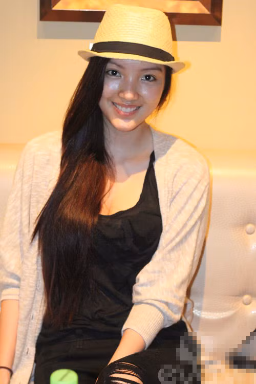 Mặt bóng nhờn Lỗi này thường xảy ra ở những người đẹp có làn da dầu. Nếu chọn không đúng loại mỹ phẩm dành riêng cho da dầu thì chỉ sau 1,2 tiếng trang điểm, các người đẹp sẽ như bị bôi mỡ lên mặt, rất phản cảm. Hoặc do quá trình hoạt động đi lại, mồ hôi tiết ra nhiều cũng khiến người đẹp mất kiểm soát với làn da của mình, các lớp phấn sẽ trôi đi tạo ra những khoảng loang lổ. Huỳnh Bích Phương lẽ ra đã ghi điểm với gương mặt mộc thanh tú nếu không bị lớp dầu bóng nhờn lem nhem. Mặt bóng nhờn Lỗi này thường xảy ra ở những người đẹp có làn da dầu. Nếu chọn không đúng loại mỹ phẩm dành riêng cho da dầu thì chỉ sau 1,2 tiếng trang điểm, các người đẹp sẽ như bị bôi mỡ lên mặt, rất phản cảm. Hoặc do quá trình hoạt động đi lại, mồ hôi tiết ra nhiều cũng khiến người đẹp mất kiểm soát với làn da của mình, các lớp phấn sẽ trôi đi tạo ra những khoảng loang lổ. Huỳnh Bích Phương lẽ ra đã ghi điểm với gương mặt mộc thanh tú nếu không bị lớp dầu bóng nhờn lem nhem.