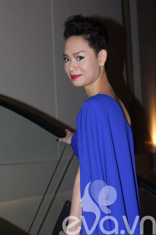 Màu phấn nền quá sáng so với màu da của Trà My tạo nên sự tương phản rõ rệt giữa mặt và tấm lưng trần. Màu phấn nền quá sáng so với màu da của Trà My tạo nên sự tương phản rõ rệt giữa mặt và tấm lưng trần.