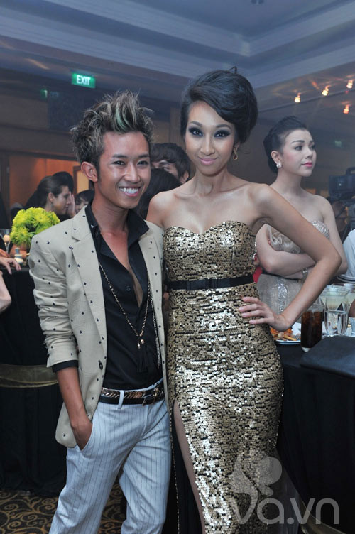 Trang điểm mắt Trang điểm mắt dường như là bước quan trọng nhất để làm nổi bật vẻ đẹp của bạn. Cách phối các tông màu phấn mắt cực kỳ quan trọng, nó có thể giúp bạn trẻ trung hoặc cũng có thể biến bạn thành "quý bà". Thông thường tông đồng nhẹ hoặc ghi xám dễ phù hợp với nhiều màu da, màu son. Không nên trang điểm mắt quá đậm với các tông xẫm màu: xám, đen, nâu đậm... sẽ khiến bạn bị già trước tuổi. Lều Phương Anh xuống sắc thảm hại vì trang điểm mắt xám ngoét. Trang điểm mắt Trang điểm mắt dường như là bước quan trọng nhất để làm nổi bật vẻ đẹp của bạn. Cách phối các tông màu phấn mắt cực kỳ quan trọng, nó có thể giúp bạn trẻ trung hoặc cũng có thể biến bạn thành "quý bà". Thông thường tông đồng nhẹ hoặc ghi xám dễ phù hợp với nhiều màu da, màu son. Không nên trang điểm mắt quá đậm với các tông xẫm màu: xám, đen, nâu đậm... sẽ khiến bạn bị già trước tuổi. Lều Phương Anh xuống sắc thảm hại vì trang điểm mắt xám ngoét.