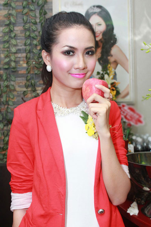 Phan Thị Mơ trang điểm đậm ở mắt rồi nhưng cô cũng đánh môi màu hồng rất nổi bật. Tai hại hơn, cô lại mặc trang phục màu đỏ chóe khiến người đẹp lòe loẹt, sến sẩm vô cùng. Phan Thị Mơ trang điểm đậm ở mắt rồi nhưng cô cũng đánh môi màu hồng rất nổi bật. Tai hại hơn, cô lại mặc trang phục màu đỏ chóe khiến người đẹp lòe loẹt, sến sẩm vô cùng.