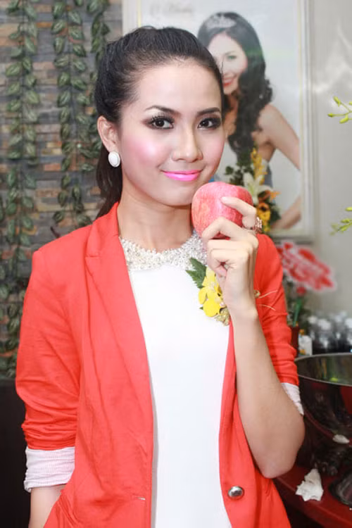 Phan Thị Mơ trang điểm đậm ở mắt rồi nhưng cô cũng đánh môi màu hồng rất nổi bật. Tai hại hơn, cô lại mặc trang phục màu đỏ chóe khiến người đẹp lòe loẹt, sến sẩm vô cùng. Phan Thị Mơ trang điểm đậm ở mắt rồi nhưng cô cũng đánh môi màu hồng rất nổi bật. Tai hại hơn, cô lại mặc trang phục màu đỏ chóe khiến người đẹp lòe loẹt, sến sẩm vô cùng.