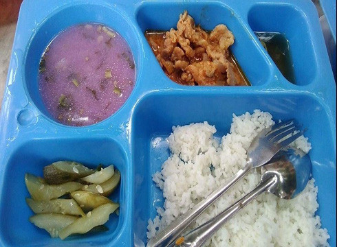 Một suất ăn như vậy, căn tin trường bán cho học sinh giá 22.000 đồng, chỉ lèo tèo vài miếng thịt (ảnh: CTV) Một suất ăn như vậy, căn tin trường bán cho học sinh giá 22.000 đồng, chỉ lèo tèo vài miếng thịt (ảnh: CTV)