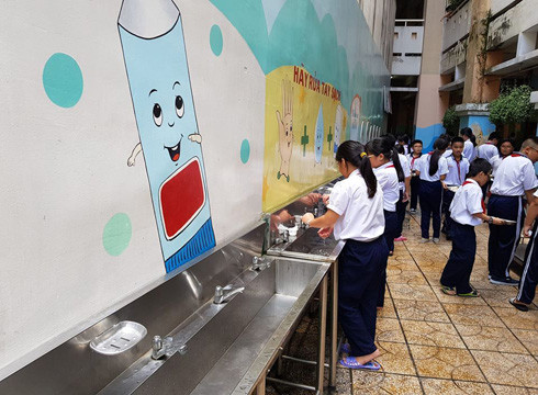 Học sinh tiểu học tự giác đi rửa miệng, đánh răng trước khi lên phòng ngủ trưa (ảnh: P.L) Học sinh tiểu học tự giác đi rửa miệng, đánh răng trước khi lên phòng ngủ trưa (ảnh: P.L)