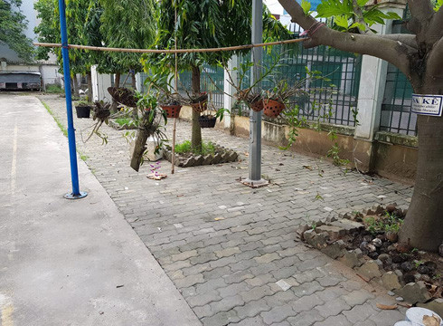 Phần sân, nền phía trước nhà trường cũng sẽ được cải tạo lại (ảnh: P.L) Phần sân, nền phía trước nhà trường cũng sẽ được cải tạo lại (ảnh: P.L)