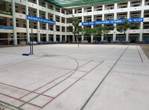 Sân thể thao đa năng Trường Bình Hưng Hòa mới làm hết hơn 367 triệu đồng (ảnh: P.L) Sân thể thao đa năng Trường Bình Hưng Hòa mới làm hết hơn 367 triệu đồng (ảnh: P.L)